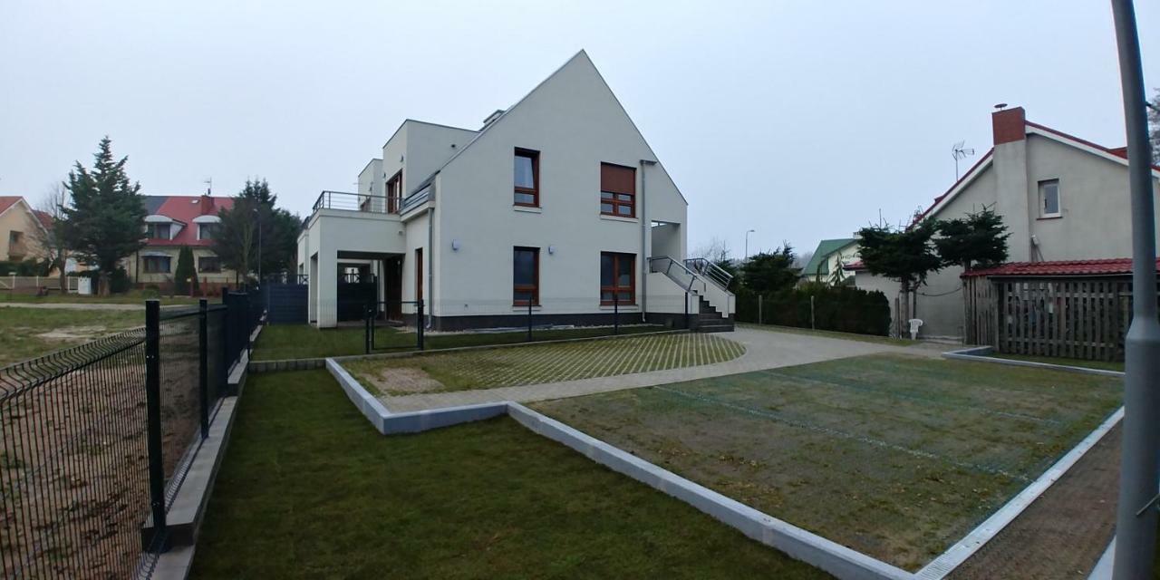 Apartament Z Ogrodkiem Trzęsacz Exteriör bild
